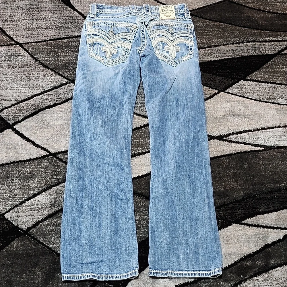 ROCK REVIVAL JARROW EMBROIDERED FLEUR-DE-LIS  FAUX-FLAP BOOT-LEG DENIM JEAN - Picture 4 of 15